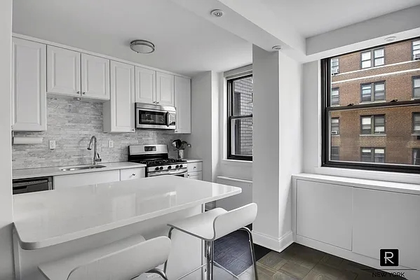 Sold by R New York | media 3