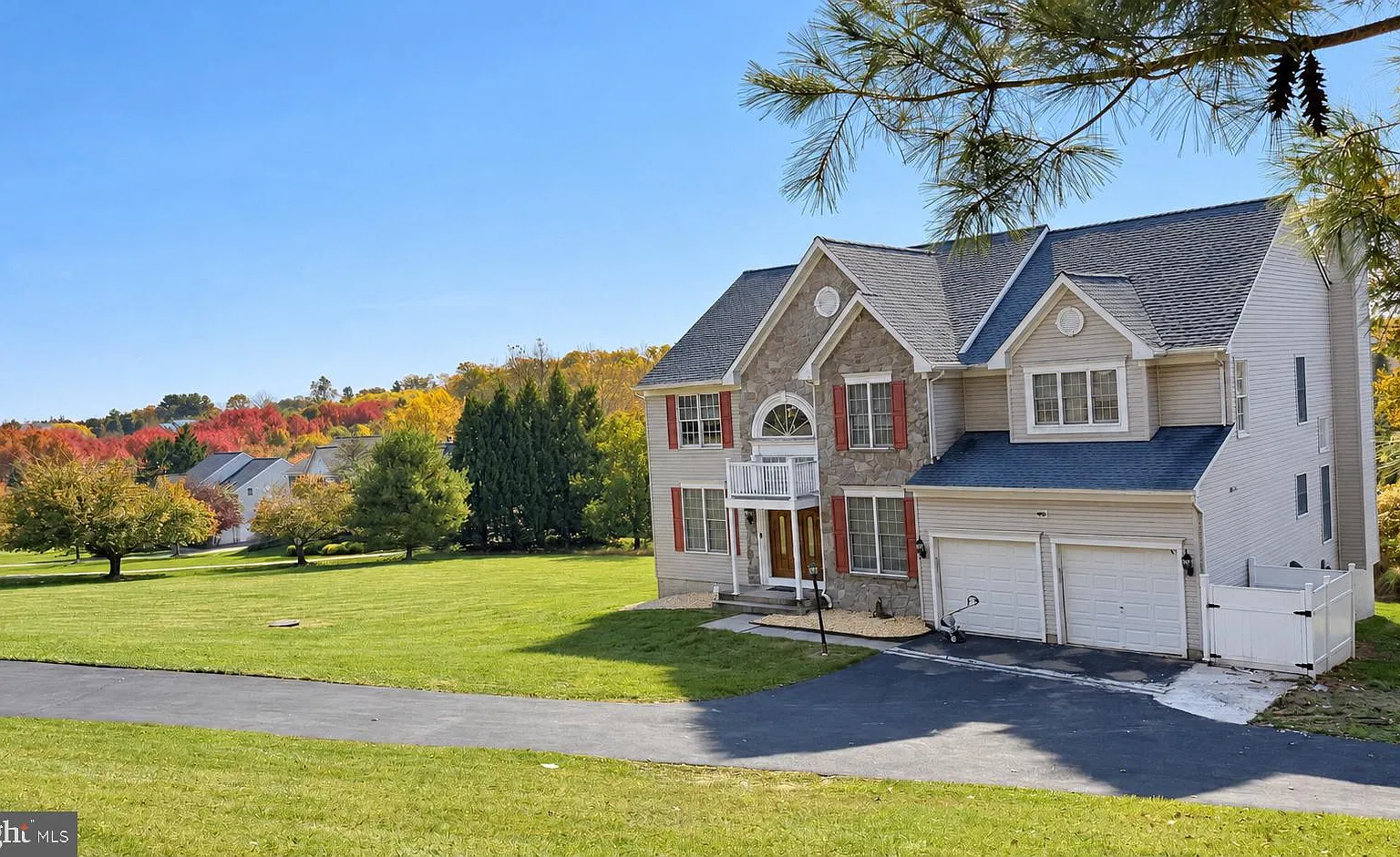 4 bed, 3.5 bath, 3706 sqft, $5,200 — Photo 2
