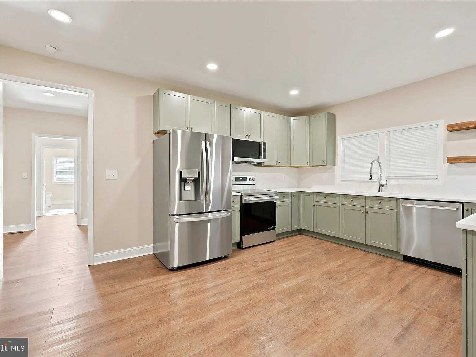 3 bed, 1.0 bath, 1286 sqft, $3,495 — Photo 2