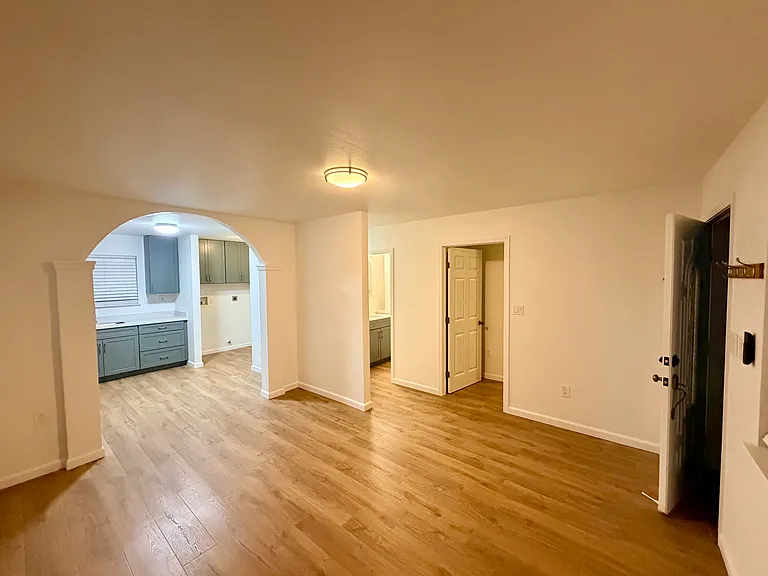 733 S Oak St #B — Photo 8