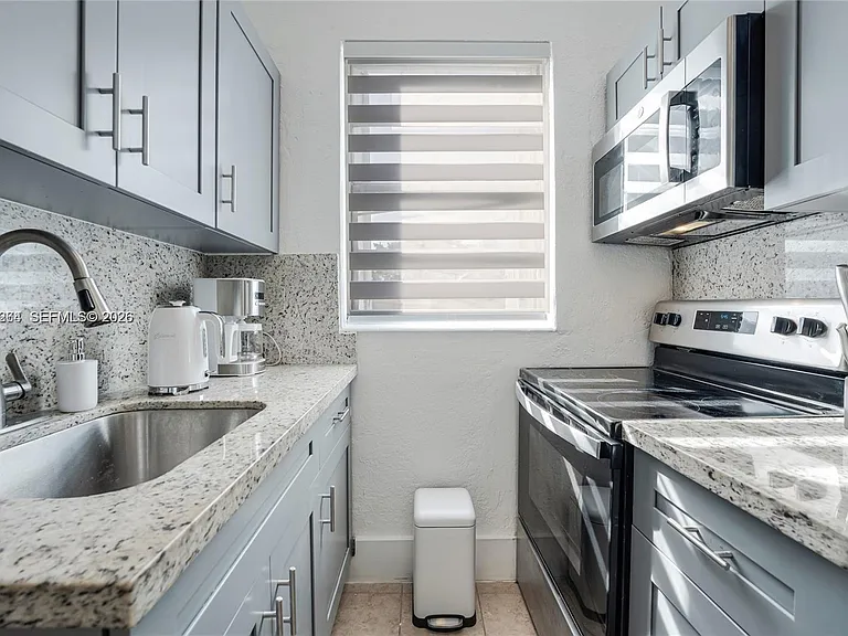 301 SW 10th Ave #4 — Photo 7