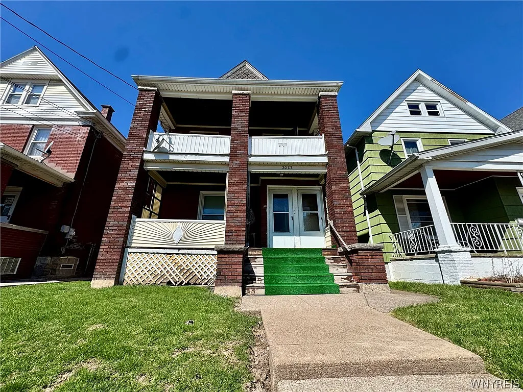 2022 La Salle Ave photo 1