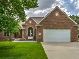 910 Roland Dr, Papillion, NE 68046