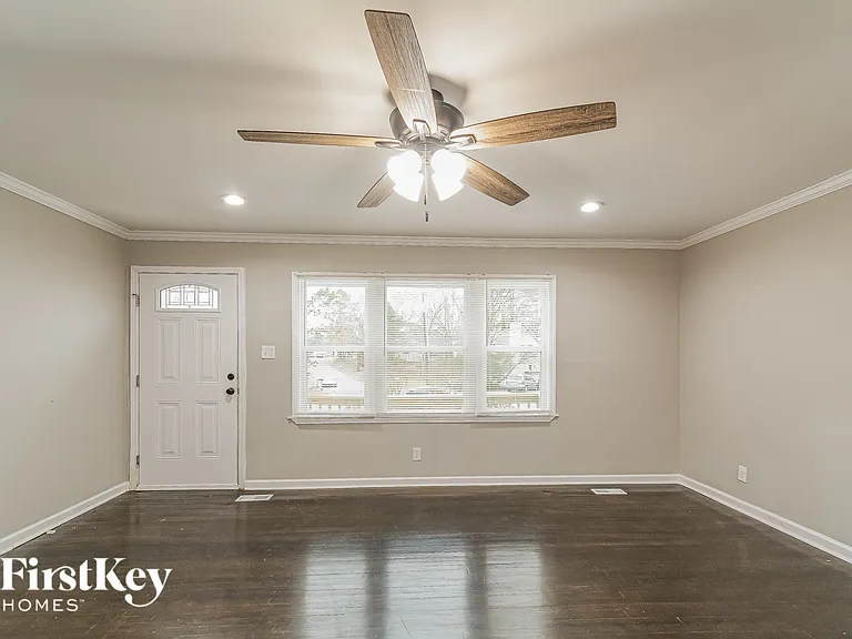 401 Sparella St — Photo 2