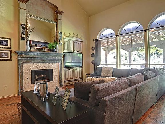 3rd image of 6731 Canyon Crest Dr