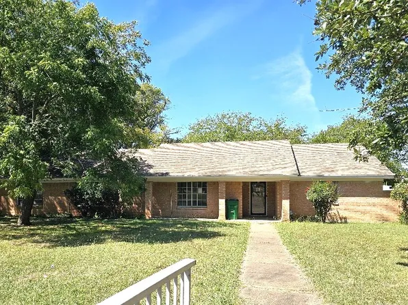 202 Roaring Springs Dr, Joshua, TX 76058