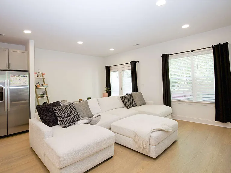 381 James St — Photo 14