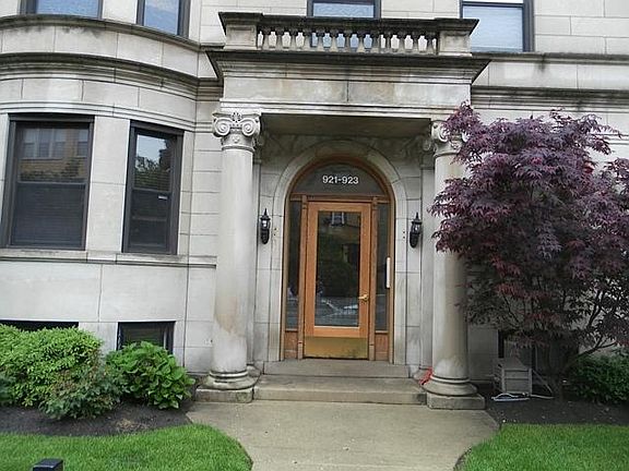 3rd image of 921 W Belle Plaine Ave APT G