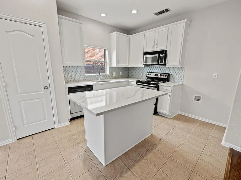 14710 Crystal Lake Dr — Photo 11