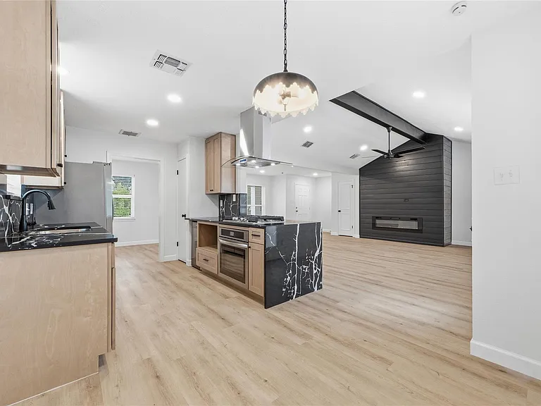 9607 Kemp Forest Dr — Photo 9