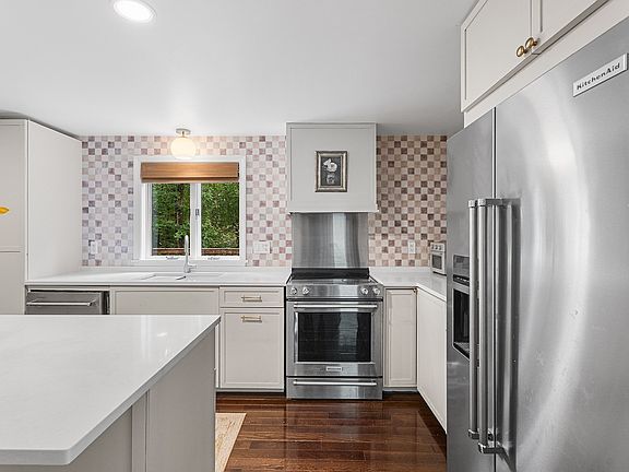 4th image of 676 West St