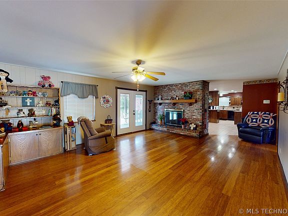 3rd image of 1005 S Broadway Ave