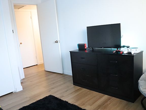 5th image of 1054 E Loma Vista Dr