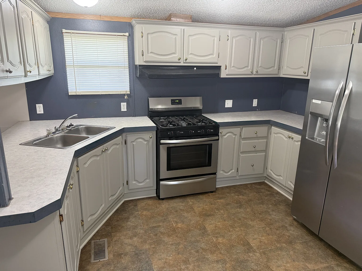 3 bed, $900 — Photo 2