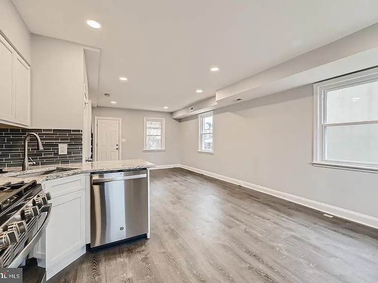 4429 Newport Ave — Photo 10