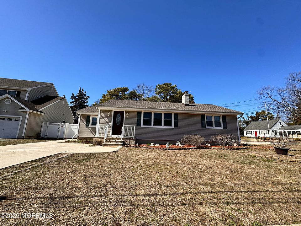 1st image of 24 Hollybrook Dr