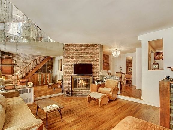 2nd image of 121 W 78th St APT 4R
