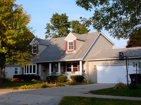 2nd image of 1071 Belle Plaine Ave