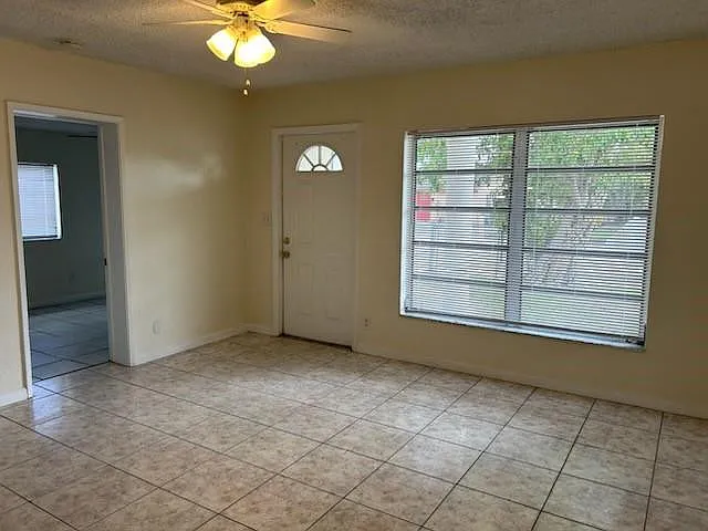 2911 NW 7th St — Photo 11
