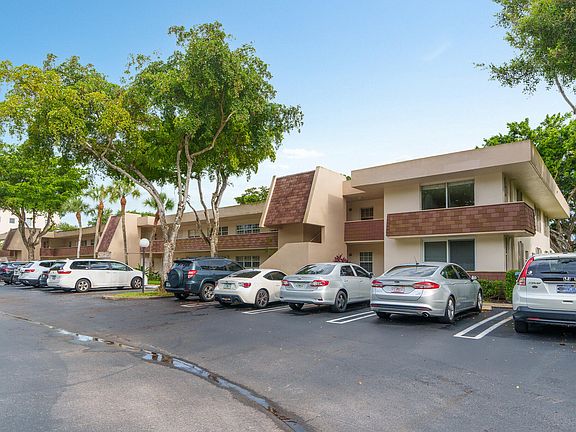 2nd image of 3700 Oaks Clubhouse Drive #201