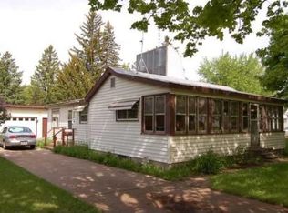 716 9th St, Waupaca, WI 54981