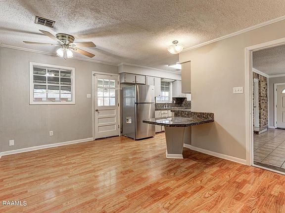 5th image of 104 Crawford St