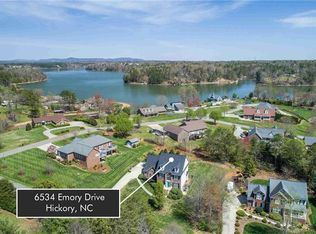 6534 Emory Dr, Hickory, NC 28601