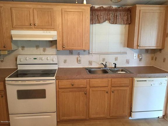 2nd image of 942 Fir St