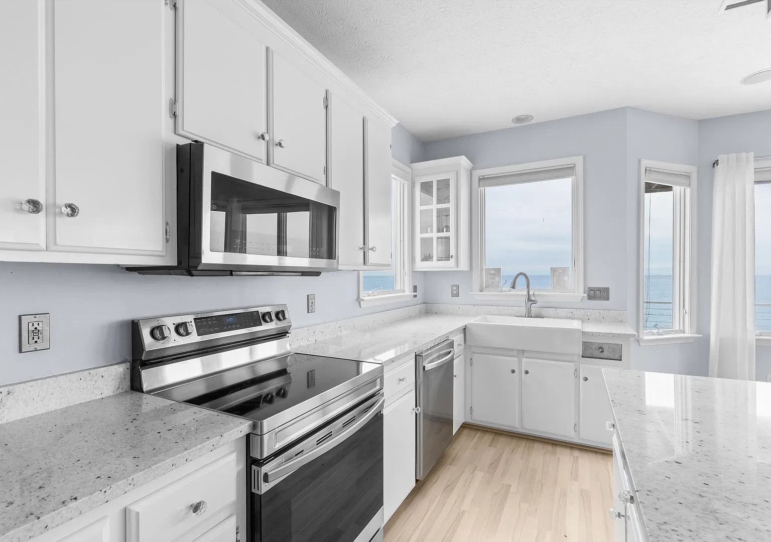 Make Chesapeake Bay views part of your everyday at 121 Grand View Dr in Hampton, Virginia! — Photo 3