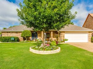 8243 Meadowside Dr, Benbrook, TX 76116