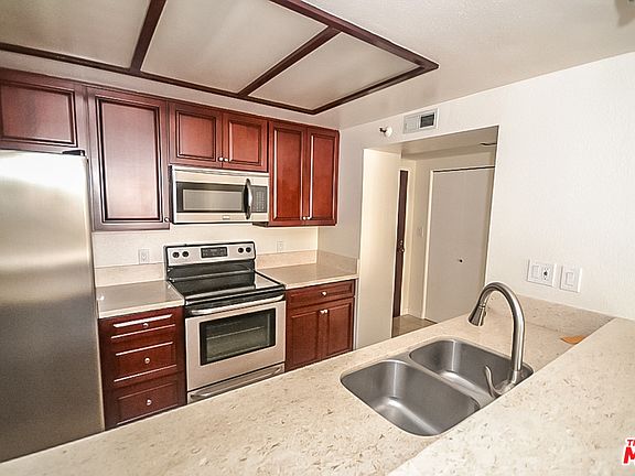 3rd image of 600 W 9th St APT 1001