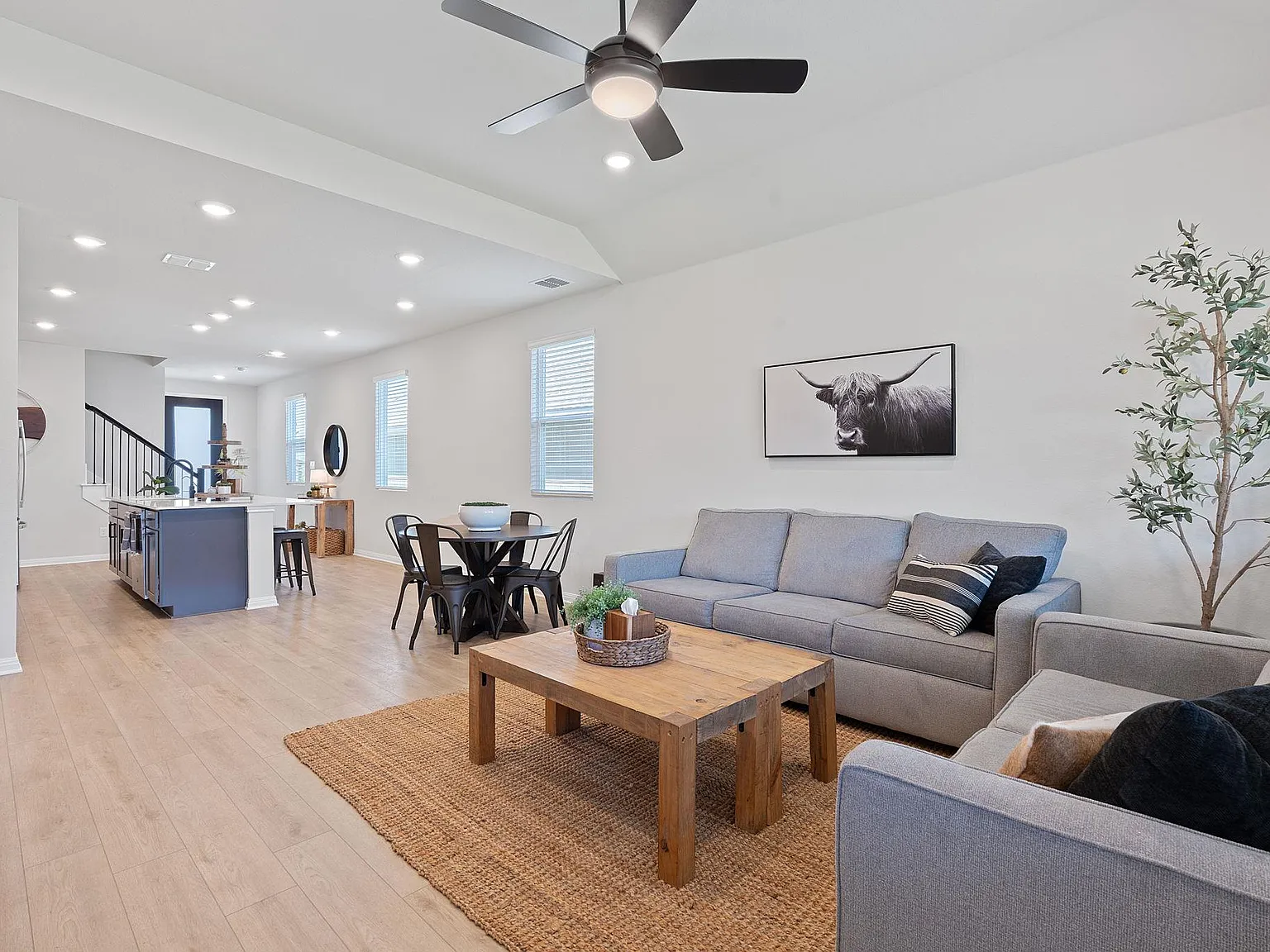 3 bed, 2.5 bath, 1975 sqft, $2,800 — Photo 3