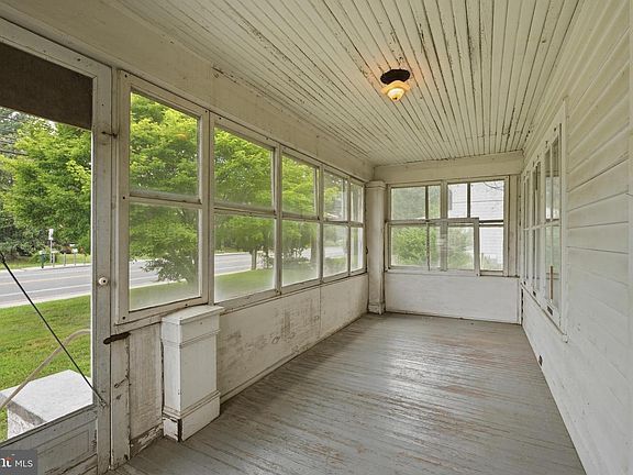 5th image of 117 Main St