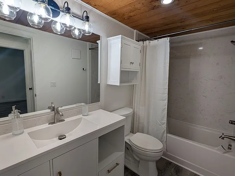 1420 Summers Ln — Photo 6