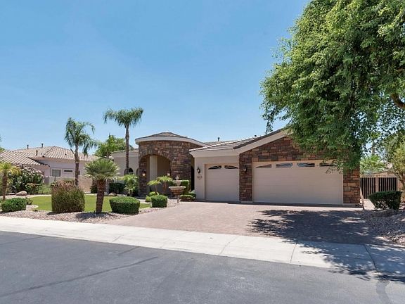 3rd image of 913 E Coconino Pl