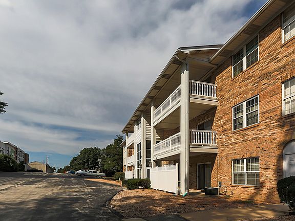 2nd image of 920 Guelbreth Ln APT 203