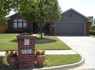 924 SE 38th St, Moore, OK 73160