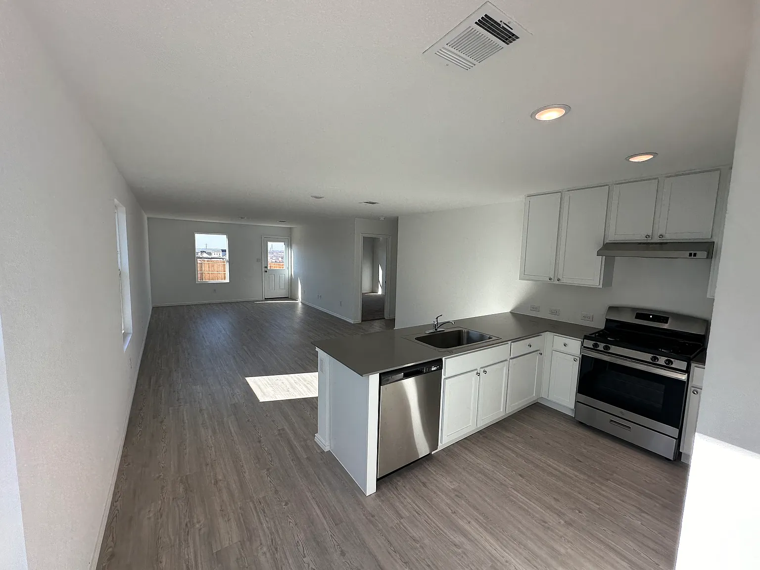3 bed, 1230 sqft, $1,450 — Photo 2