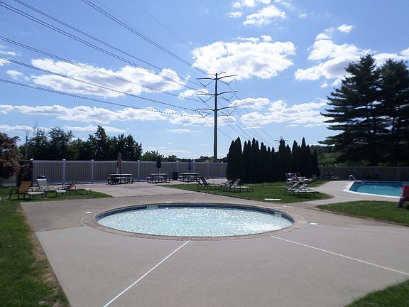 5th image of 401 Country Club Ln