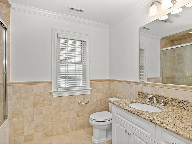 Full Bathroom w/Double Vanity