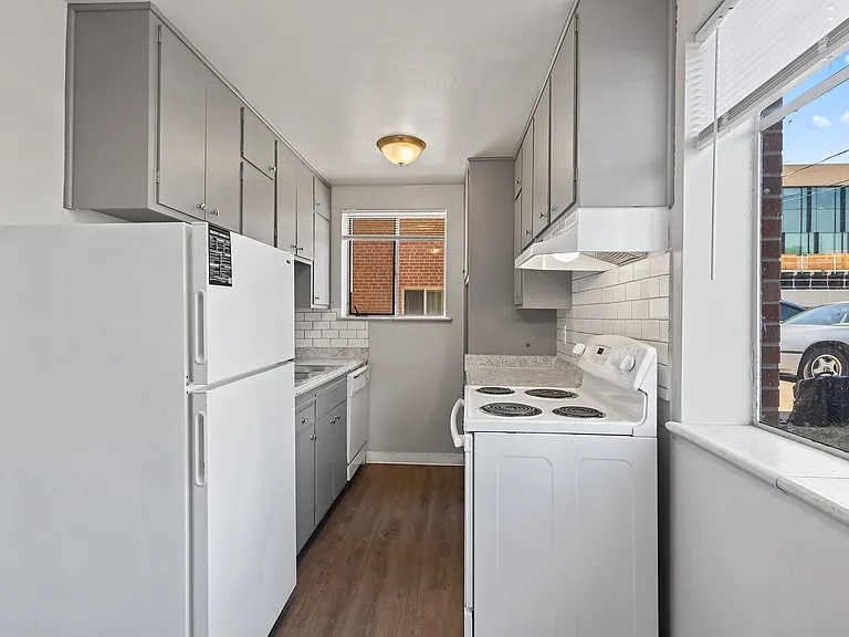 Admiral Apartments — Photo 25