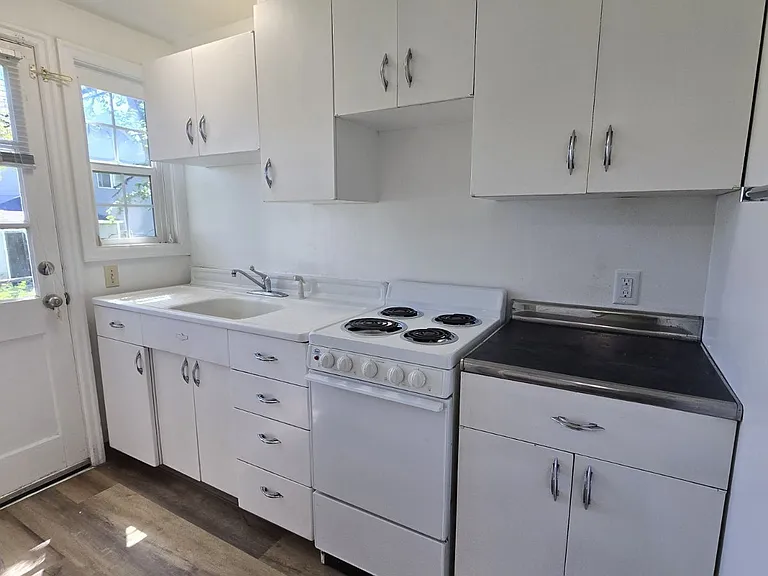 449 NE Winchester St — Photo 9