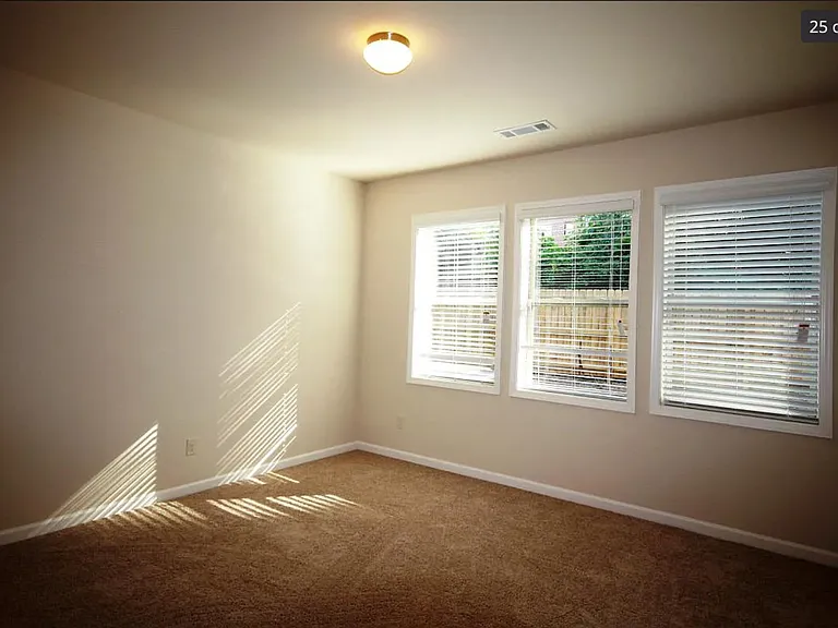 1304 Hopkins Dr — Photo 18