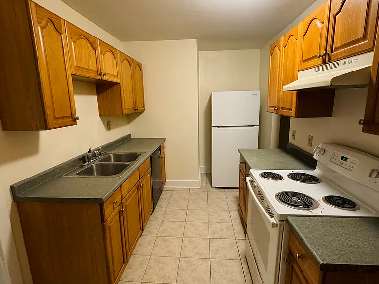 325 E Allen St #G — Photo 9