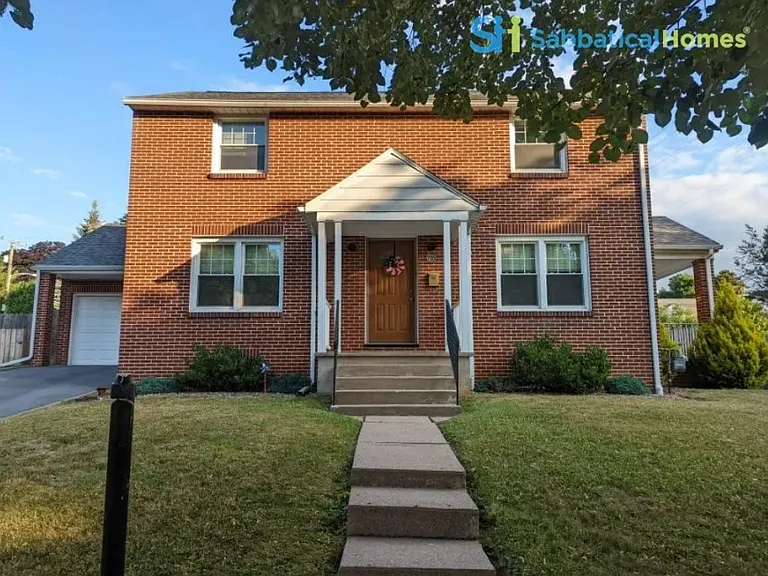 705 E Foster Ave — Photo 1