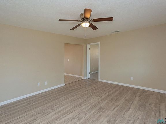 5th image of 410 S Hemlock Ave