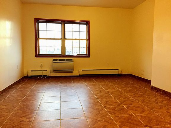 5th image of 62 Tompkins Ave #3R