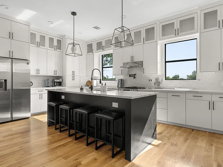 512 Avenue L — Photo 4