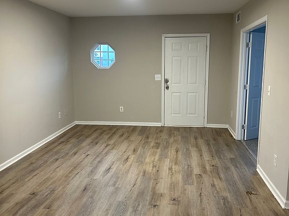 4th image of 944 Old Mill Pt #A