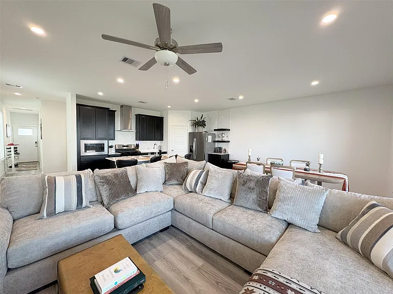 2913 Crown Gate Dr — Photo 7